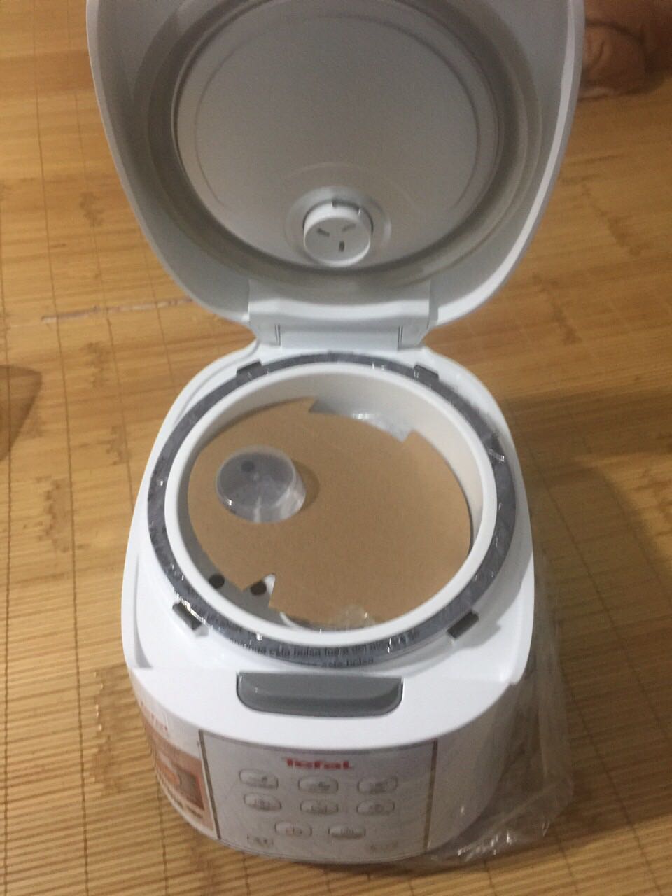 1. Chất lượng bình thường, hệ thống mâm nhiệt cảm giác không được chắc chắn.
2. Hình ảnh đăng rất dễ gây hiểu nhầm cho khách mua hàng. Có thể thông tin rõ có quà đính kèm hay không hoặc báo số lượng quà còn.