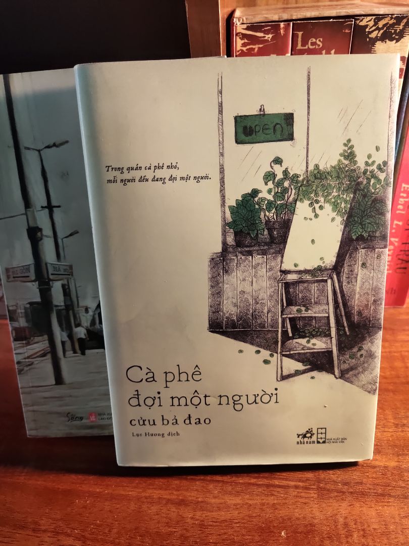 cà phê đợi một người, chắc có lẽ lãng mạn lắm, mình mới đọc mấy trang đầu thôi, cuốn sách nào rồi chắc sẽ có những điều thú vị lắm đấy.
cảm ơn tiki
về tác giả mình mới đọc lần đầu