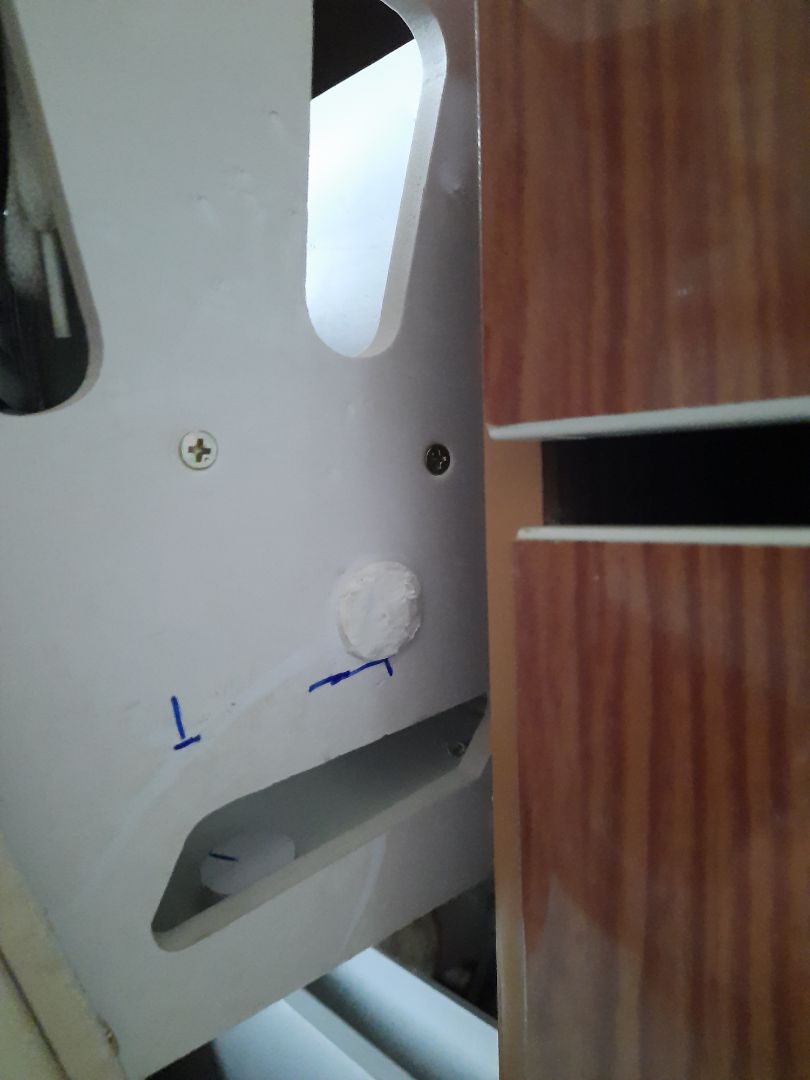 Mình không thể tưởng nổi 1 sản phẩm có chất lượng kém như vầy lại bán ra thị trường. toàn là mút và dán bằng keo. Xài chưa bao lâu thì rớt sập hết mấy ngăn. Ngăn thì nhỏ, méo mó. Không để vừa giày. Chỉ dép búp bê thì đc. 
Mong Tiki kiểm tra lại những nhà cung cấp. Mua hàng cũng vì uy tính của Tiki.