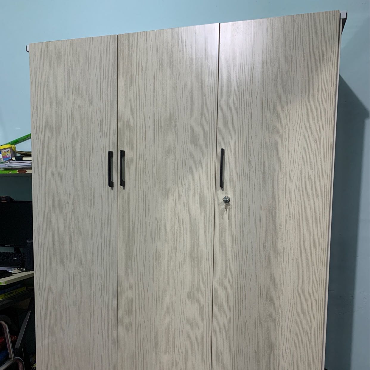 Mua tủ màu kem này cho con gái để đồ đi học, bé rất thích! Rẻ nữa, sáng đi coi giá bên ngoài tiệm mà đến 2,7triệu lận, may có tiki nên còn có 1,719k (là được giảm thêm 30k đó! Hihi). Đặt hàng lúc 15h30 mà đến 17h cùng ngày đã có hàng, nhanh chóng mặt! Nói chung là nên mua, đừng chần chừ làm gì!