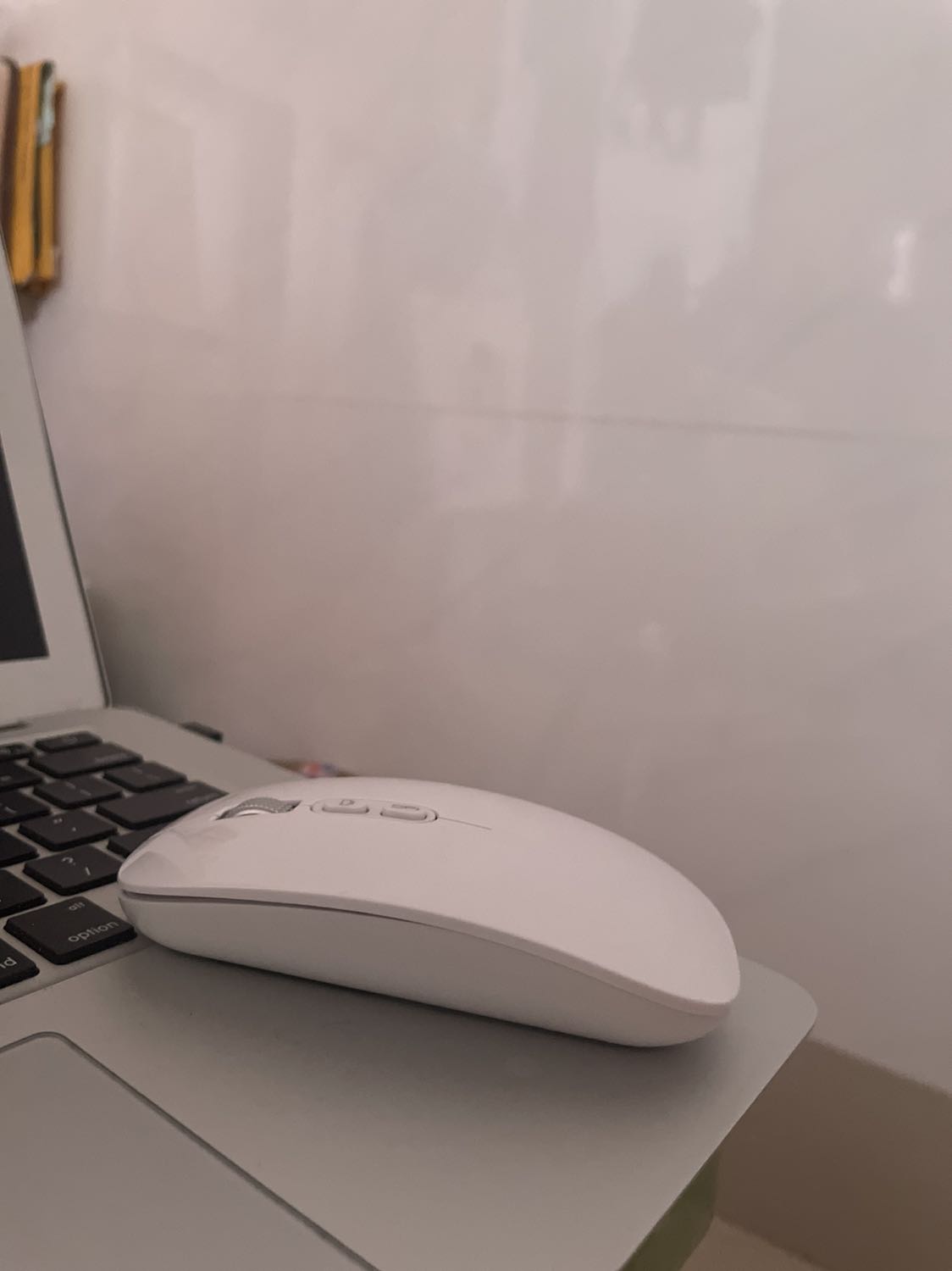 Chuột không dây sạc điện mình mua thì rất nhẹ, cầm vừa tay, gọn, màu trắng và kiểu dáng khá đẹp. Click êm, nhạy, và có dây sạc điện trong khi chuột khác phải mua pin.     Tiki luôn mang cho mình cảm giác an tâm khi mua hàng. Chất lượng và uy tín luôn được đặt lên hàng đầu. Hi vọng Tiki và các đối tác nhà bán tạo điều kiện cho dân Việt Nam mình được mua sản phẩm với giá bình ổn dài lâu, chúc mua may bán đắt nhé!