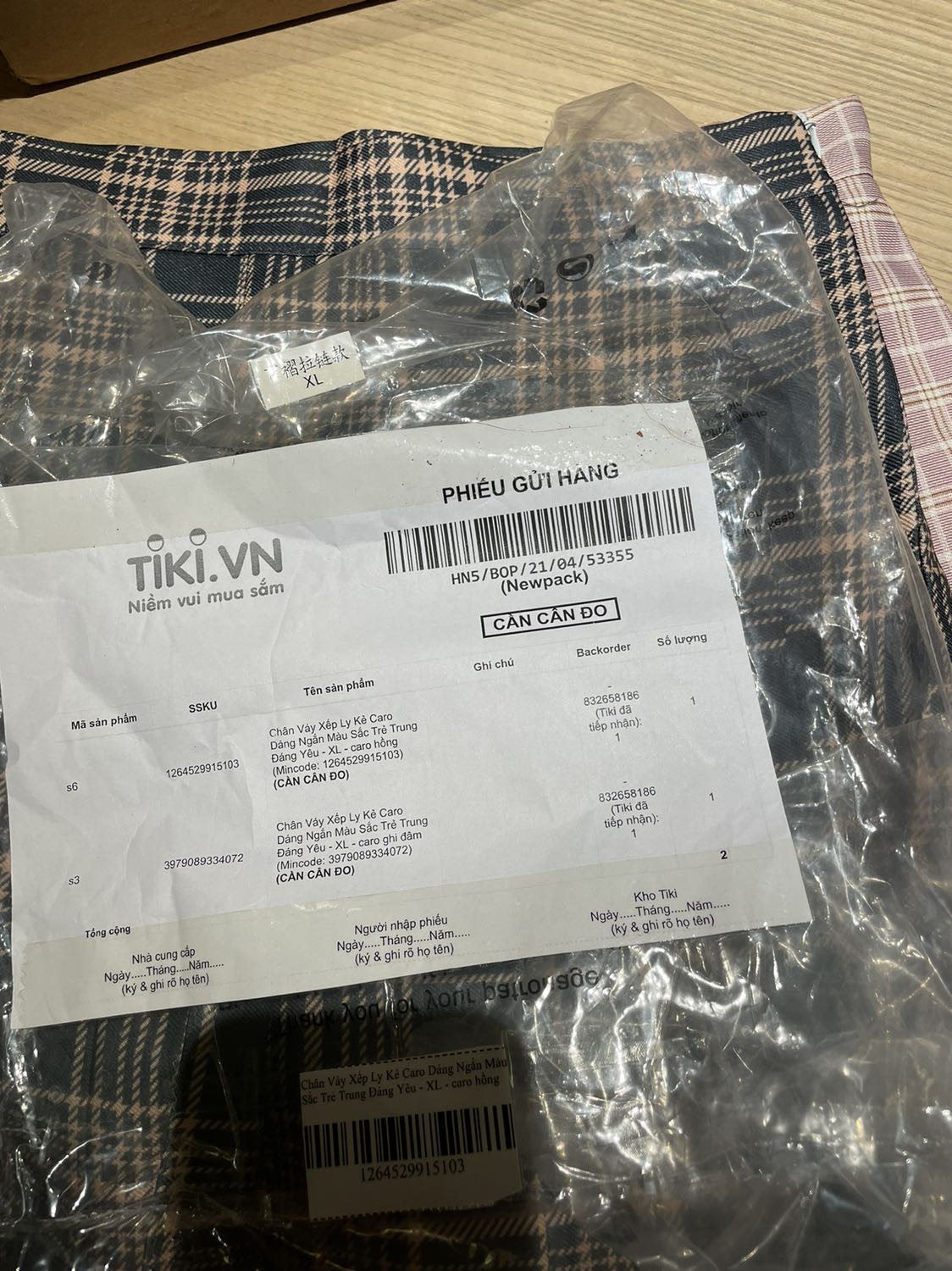 Đặt 2 cái XL mà shop gửi nhầm 1 cái L, đề nghị shop đổi lại cho mình !