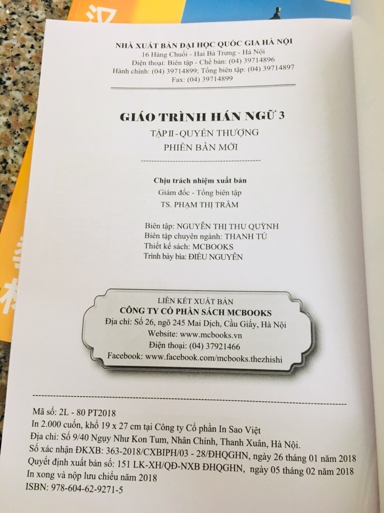 Lúc mới đặt sách mình cũng hơi lo vì thấy nhiều *** không được tốt cho lắm. Hôm nay nhận được hàng mình rất ưng nên quyết định lên *** cho sh. Sách mới xuất bản 2018, bọc khá cẩn thận. kiểm tra sách in ổn, không bị nhòe mực hay rách bìa. Nói chung mình khá ưng ý, sẽ tiếp tục ủng hộ sh ^^
