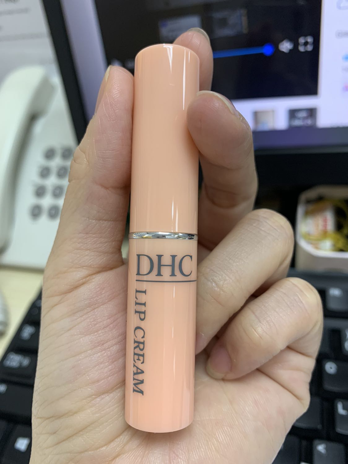 Son mềm mượt, không mùi dùng dễ chịu. Hàng của DHC thì đáng tin cậy rồi