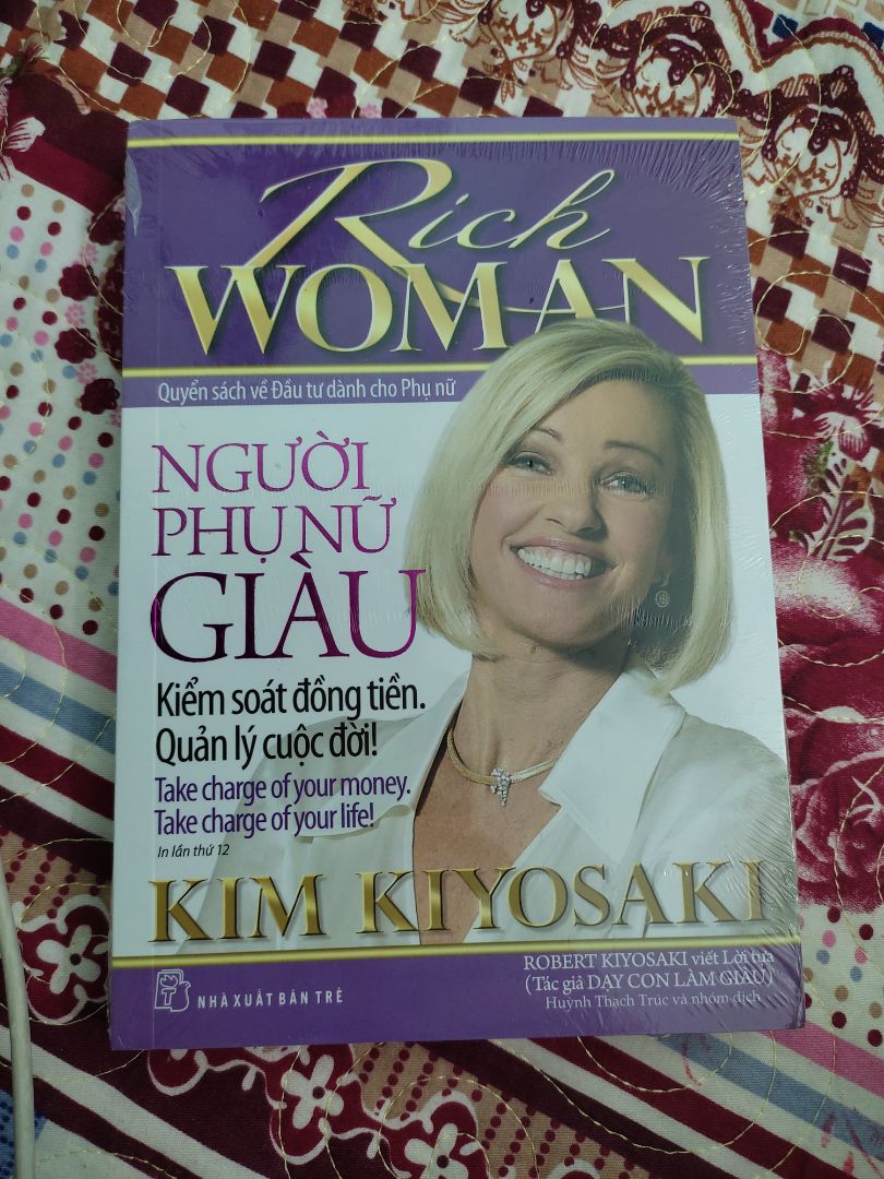 Mua nhiều đc tặng Flashcard với bao lì xì, chưa đọc nên chưa biết nội dung hay không nhưng đọc phần gthiệu thấy nội dung ổn, bìa với giấy ok. Riêng cuốn này vs 1cuốn nữa là có bọc bìa nguyên tem sách mới còn lại đều ko có tem bọc sách với lại có vài cuốn còn bị xước qtqđ như để cũ lâu lắm  r ( nhưng giá cả sale nên ko đòi hỏi nhiều, bn nào quý sách như vàng thì nên cân nhắc) , điểm trừ là đóng gói qúa tệ ,lúc nhận cái kiện hàng mà hết hồn ,nó te tua móp méo bong keo gần như sắp rơi sách ra ngoài r!! khách hàng bỏ tiền ra mua sách chứ ko phải xin ạ nên mong shop cân nhắc cẩn thận khi đóng gói vì mình đọc thấy nhiều bạn nhắc shop vđề này r mong shop cải thiện. Mong shop thông cảm cho mấy lời góp ý của mình, c.ơn shop đã đọc