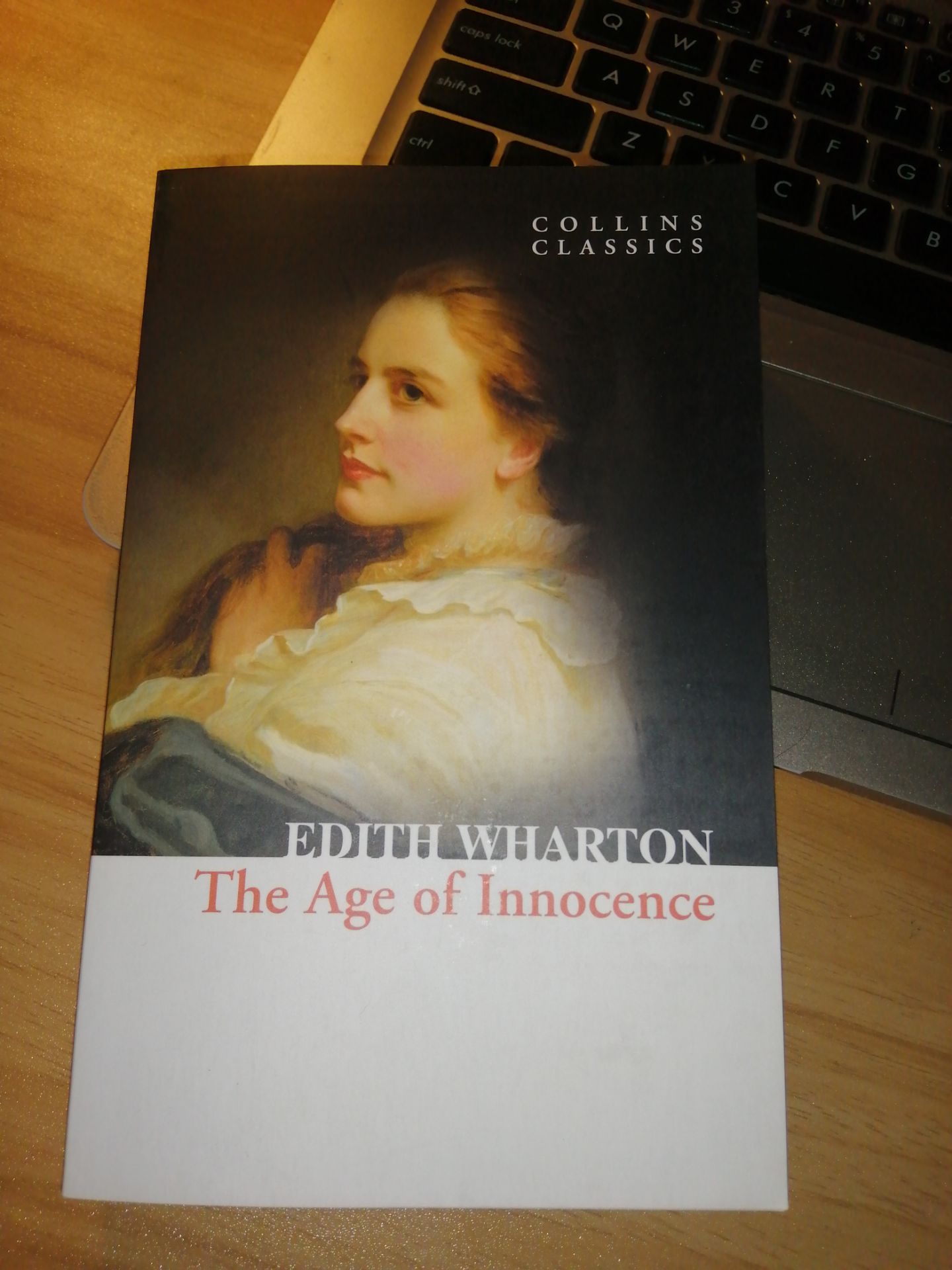 Về nội dung thì không cần bàn cãi nữa, đây là 1 tác phẩm hay và đáng đọc
Mình sẽ đánh giá về chất lượng sách hơn. Sách bên Fahasa giao cho mình sạch sẽ, mới.
Sách của Collins Classic có bìa rất cứng cáp. Bên ngoài đẹp hơn hình. Độ dài 17.6 cũng vừa với bọc plastic (nếu bạn muốn mua riêng bọc bên ngoài, Tiki ko hỗ trợ bọc các sp bên Fahasa).
Giấy ngà, dầy dặn (chất lượng tốt hơn bên WordWorth Classics rất nhiều). Tuy vậy cỡ chữ bé (tầm 8,9 trên Word) nên bạn nào cận thì xem xét lại nhé
Dù sao với giá gần 60k thì đây vẫn là 1 cuốn sách đáng để mua. Cảm ơn Tiki và Fahasa nhé.