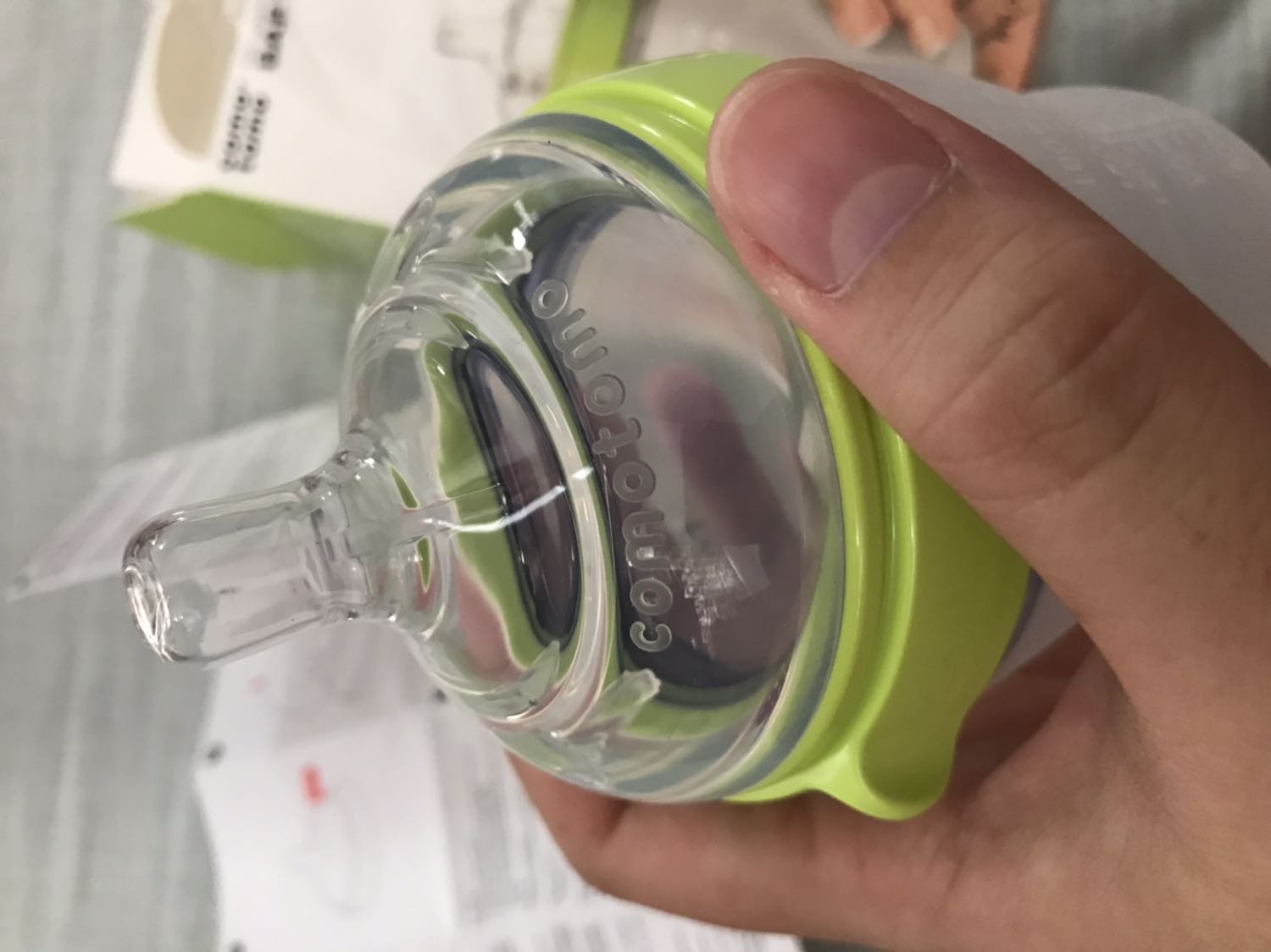 Hàng có hộp đẹp. Bình sữa mềm, núm mềm, em bé 4 tháng hợp tác bú.