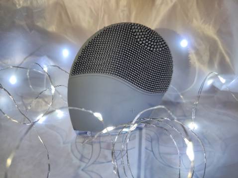 Máy êm, rửa mặt sạch hơn là rửa bằng tay không, các tốc độ rung khá thích. Điểm cộng là pin dùng lâu. Điểm trừ là chuôi sạc không thể dùng chung với sạc điện thoại mà phải dùng riêng, cũng là điều bất tiện và làm dư thừa.