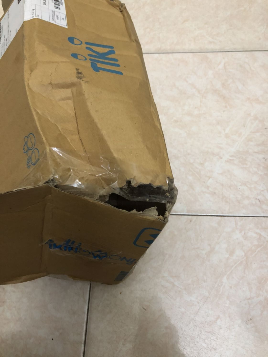 Sách mình chưa đọc nên chưa bàn đến nội dung.
Mình xin đánh giá về service của Tiki dạo gần đây:
Điểm tốt: Giao đúng hàng đúng số lượng, sách mới còn seal. Sách rẻ, mình còn mua đúng đợt mua đơn hàng tiki trading trên 360k đc tặng boxset dạy con làm giàu 13 quyển như ảnh. Rất là hời luôn.
Chê: Gói hàng sơ sài, sách chỉ được để trong hộp cartoon k bọc gì bên ngoài cả, lúc nhận hộp móp, rách, sách lòi ra cả ngoài, may mắn làm sao k bị móp, bẩn hay ướt sách :(, chỉ bị bụi chút thôi. Mình mua sách trên tiki 7 năm nay cách gói hàng của tiki vẫn vậy, hồi trước nhận hàng đến hộp cũng không móp là do hồi xưa hàng ít shipper nhẹ tay hơn, giờ nhiều hàng nên shipper hay quăng hàng, tiki mà k thay đổi cách gói thì sách rất dễ bị defect.
Tiki có thể thu thêm phí gói hàng, chứ gói sơ sài như vậy nên dạo gần đây mình cũng ít đặt sách tiki hơn :(