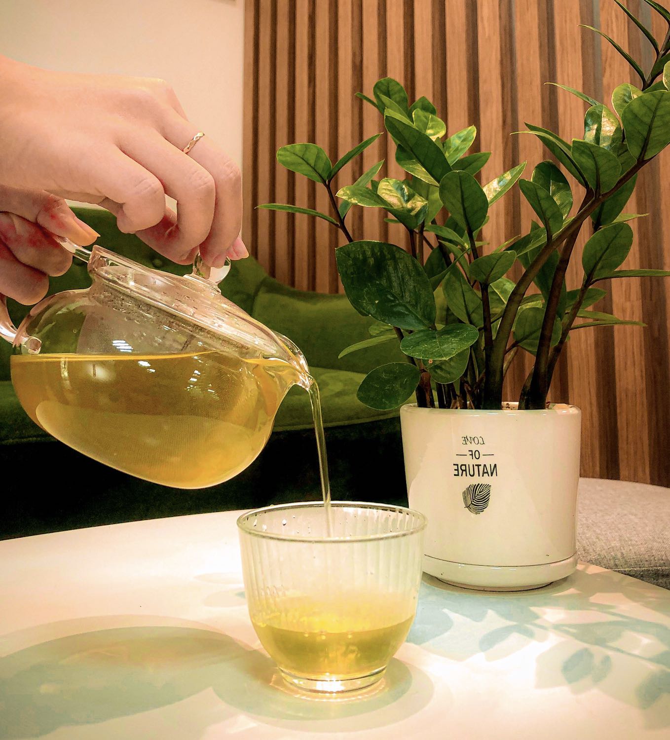 Nhỏ bạn mời qua nhà ăn bánh uống trà. Thấy bình trà nhà nó xinh xẻo quá, liền hỏi chỗ mua để tậu ngay 1 cái. Nó bảo mua ở cửa hàng hachi hachi, mình thì lại không có thời gian đi mua thế là lên ngay tiki đặt liền. vừa đúng lúc tiki có chương trình khuyến mãi -15% nên hốt ẻm về ngay. Bình trà được gói cẩn thận, hàng đẹp lung linh như hình. Thiết kế tinh tế nhỏ nhỏ xinh xinh. Recommend cho ai thích pha và uống chill chill 1 mình hoặc 2 mình nha. Nhỏ bạn mời qua nhà ăn bánh uống trà. Thấy bình trà nhà nó xinh xẻo quá, liền hỏi chỗ mua để tậu ngay 1 cái. Nó bảo mua ở cửa hàng hachi hachi, mình thì lại không có thời gian đi mua thế là lên ngay tiki đặt liền. vừa đúng lúc tiki có chương trình khuyến mãi -15% nên hốt ẻm về ngay. Bình trà được gói cẩn thận, hàng đẹp lung linh như hình. Thiết kế tinh tế nhỏ nhỏ xinh xinh. Recommend cho ai thích pha và uống chill chill 1 mình hoặc 2 mình nha.