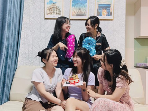 Thích hợp cho những ai có nhu cầu gấp trang trí sinh nhật vì giao hàng rất nhanh và đóng gói kỹ càng. Tuy nhiên màu sắc, mẫu mã, kiểu giấy như giấy kính bao tập phát thưởng vậy á mọi người, kích thước khá nhỏ. Nhìn vui vui. Dễ bơm lên lắm ạ