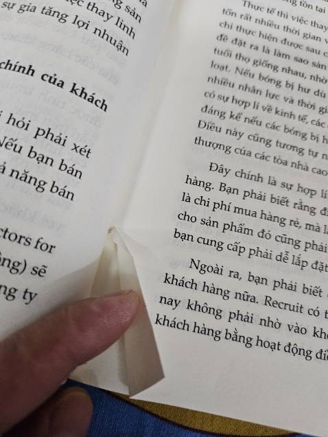 Giao hàng không rõ ràng, tặng quà không có nhưng tiền vẫn thu đủ, bìa sách nên gọn gàng hơn