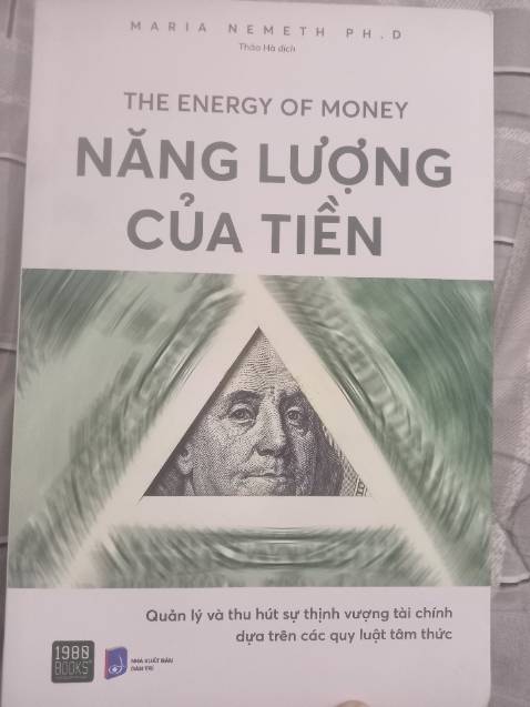 Nội dung sách giúp ta nhận ra mọi sự vật trong vũ trụ đều mang năng lượng, và tiền cũng vậy. Qua đó, hướng dân ta cách thực hành để năng lượng tự thân tương ứng với năng lượng của tiền, cách thu hút tiền thông qua chữa lành tâm trí. Sách được đóngbgois cẩn thận, giao hàng nhanh, nội dung hay, muốn hiểu và thực hành sâu hơn ta cần đọc đi đọc lại nhiều lần. Mỗi lần đọc là mỗi lần ta lại nhận ra được thêm nhiều điều thú vị. Sách hợp với những ai thích tìm hiểu về tâm linh, tìm hiểu về sức mạnh nội tại trong minh