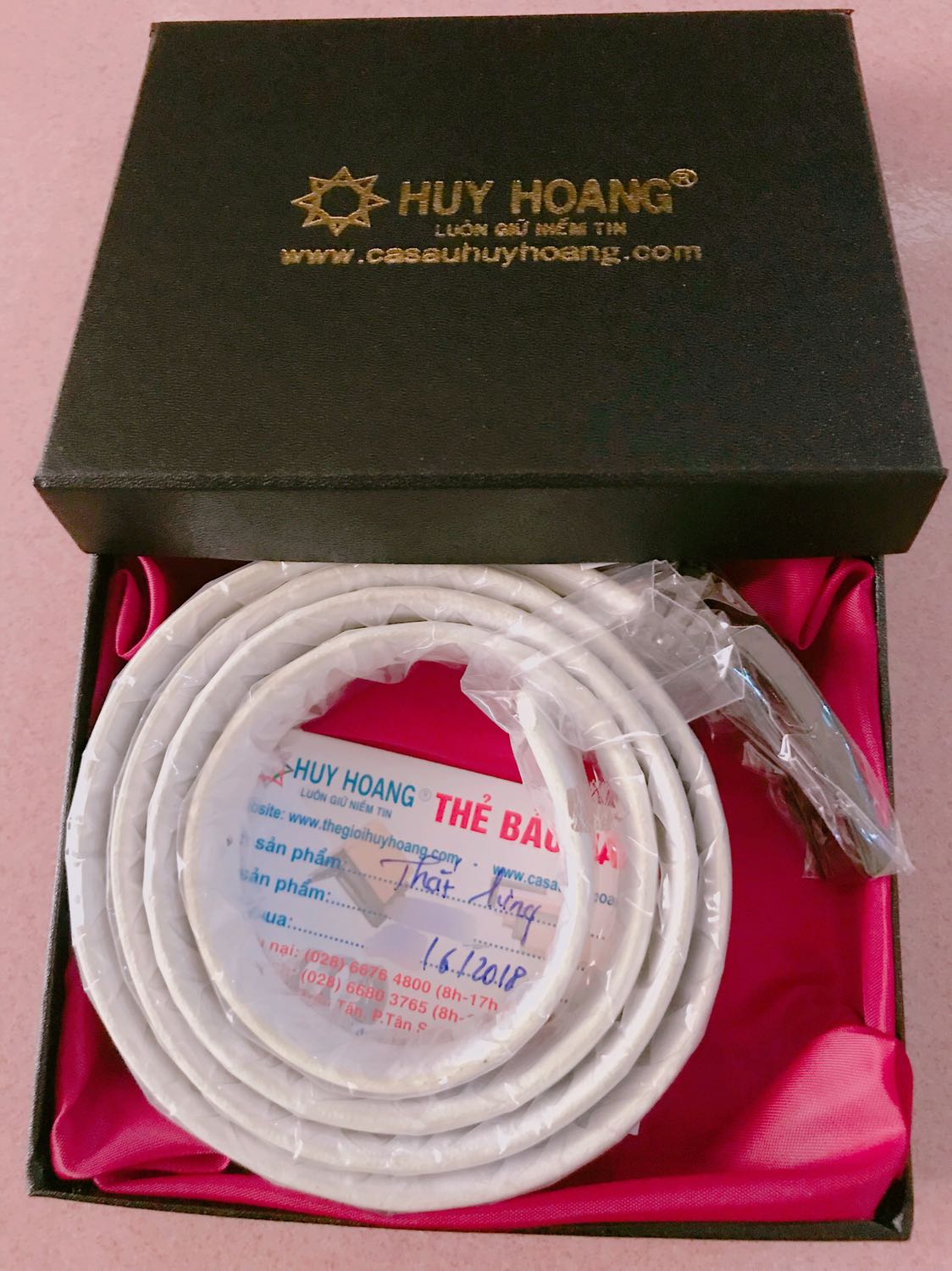 Tiki giao hàng nhanh, đóng gói kĩ càng.

Dây nịt được đựng trong hộp nhìn khá đẹp & bắt mắt, có phiếu bảo hành 1 năm kèm theo. Mua tặng hay xài đều ok.

Chỉnh kích thước theo vòng bụng cũng dễ, chỉ cần mở khoá phần mặt trong của dây nịt để tháo rời dây ra, đo theo vòng bụng và dùng kéo cắt bỏ phần dây thừa rồi gắn lại vào phần mặt dây nịt là xong. Bạn nào định mua mà đắn đo phần thu chỉnh dây thì khỏi lo nhé vì dễ làm lắm.