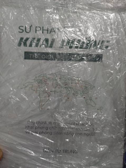 Sách hay nhưng tiki bao quá nhiều bao bóng cho mỗi quyển sách, ko hề thân thiện với môi trường trong khi sách cũng đã có màng co sẵn. Rất mong tiki cải thiện chỗ này.