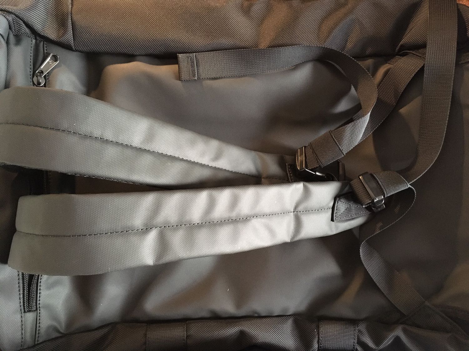 Rất tuyệt , vải dày, cảm giác cứng cáp, thiết kế thích nhất là có quai đeo trên vai, thay thế dc balo, khoá kéo lớn, cảm giác chắc chắn, nhiều ngăn bên trong.