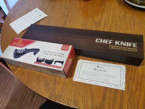 Chưa biết khả năng giữ lưỡi như thế nào, nhưng trước mắt thì rất ổn. Dao cực kỳ sắc. 
Cán dao to và hơi nặng, cầm chắc chắn, nhưng là dạng cán vuông, nên cầm lâu sẽ hơi cấn tay. 
Hộp đựng dao cũng khá đẹp & sang. 
May mắn được shop tặng thêm 1 cái mài dao 3 cấp dùng rất thích.