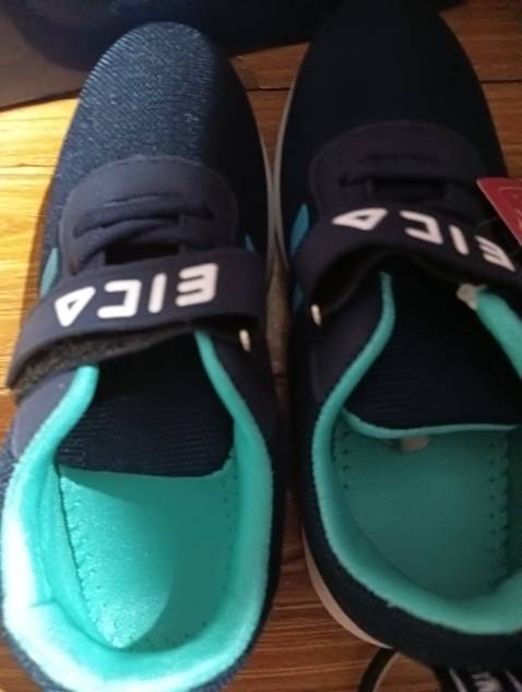 Giày đẹp. Con mu bàn chân dày nên đi bị kích. Cùng size với giày siêu nhân. Giày siêu nhân đi vừa nhẹ vừa thoáng. Con kêu bí.