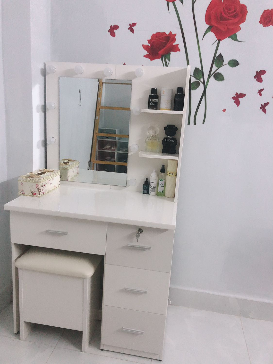 Bàn đẹp như hình, màu sắc tươi sáng, chắc chắn. Mình rất hài lòng. Cảm ơn tiki !!!