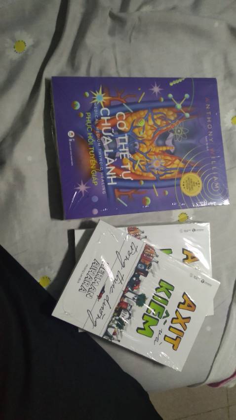 Mình mới nhận hnay. Giao hàng siêu nhanh. Sách khi nhận mở ra có bọc kiếng là thấy ưng cái bụng rồi nha 😄 đóng gói kĩ càng, bìa sách k bị cong, k 1 vết xước. Rất thích cách bảo quản sách đến tay khách hàng như này. Sẽ ủng hộ fahasa vào những lần sau. Về nội dung thì mình chưa đọc, để lần sau quay lại đánh giá tiếp.