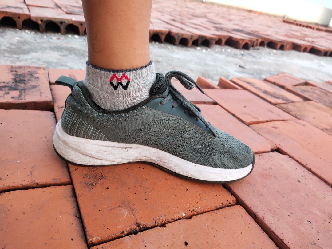 Tất dày và chạy bộ rất êm chân, tuy mặt trong hơi nhiều chỉ thừa nhưng cũng ko ảnh hưởng gì