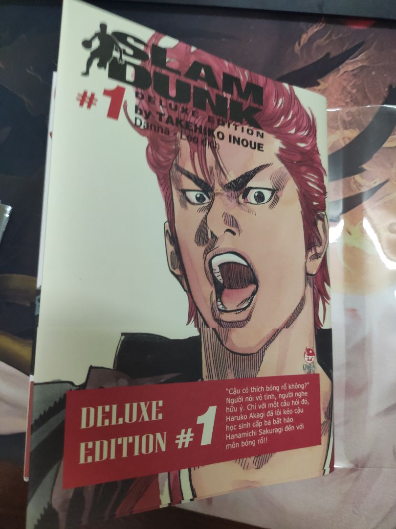 Thấy mn mua offline toàn lựa đc cuốn 2 bìa nên nghĩ phận mua online như mình chắc ko đc đâu. Ai ngờ lại đc ???
Truyện đẹp từ trong ra ngoài, sang xịn mịn, ko chê vào đâu đc. Mỗi tội 2 tháng mới ra 1c thì hơi lâu.