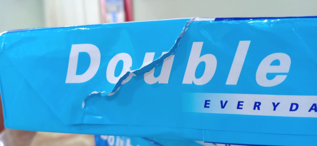 Giao hàng nhanh. Mình đặt 1 thùng giấy A4 như hình nhưng khi nhận thì thùng giấy cũ, rách..giấy gói bên trong cũng rách. Shop lưu ý khâu đóng gói, vận chuyển.