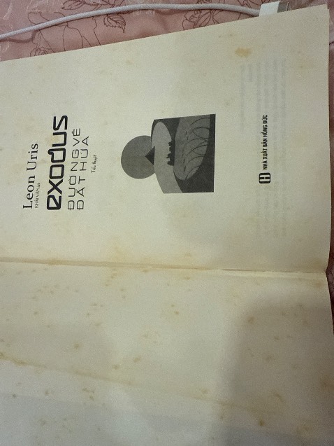 Sách khá cũ và không sạch, nhiều trang bị vết ố