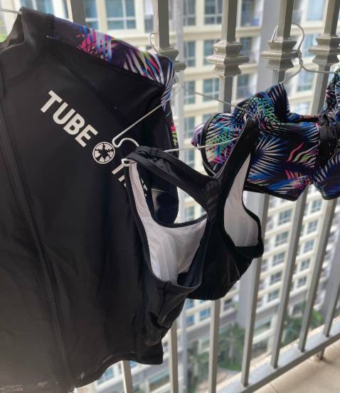 set đồ bơi 3 mảnh của Mayhomes rất đẹp, chất lượng tốt, đường may rất đẹp. tiếc quá m có bụng mỡ nên vẫn mặc áo dài ngoài che bụng. bạn nào bụng thon thả chỉ mặc áo ngực và quần bơi cũng đẹp ạ. rất đáng mua ạ.