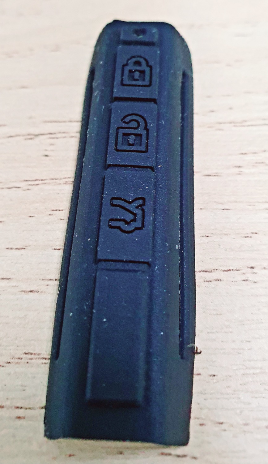 Mẫu bọc này không đủ tốt, vỏ cao su mỏng, không được như các mẫu bọc chìa khóa khác, chỉ có phần cao su cho dải nút bấm nên không đảm bảo chống nước. 

Sản phẩm này không phù hợp với mức giá mua so với các sản phẩm cùng loại khác.