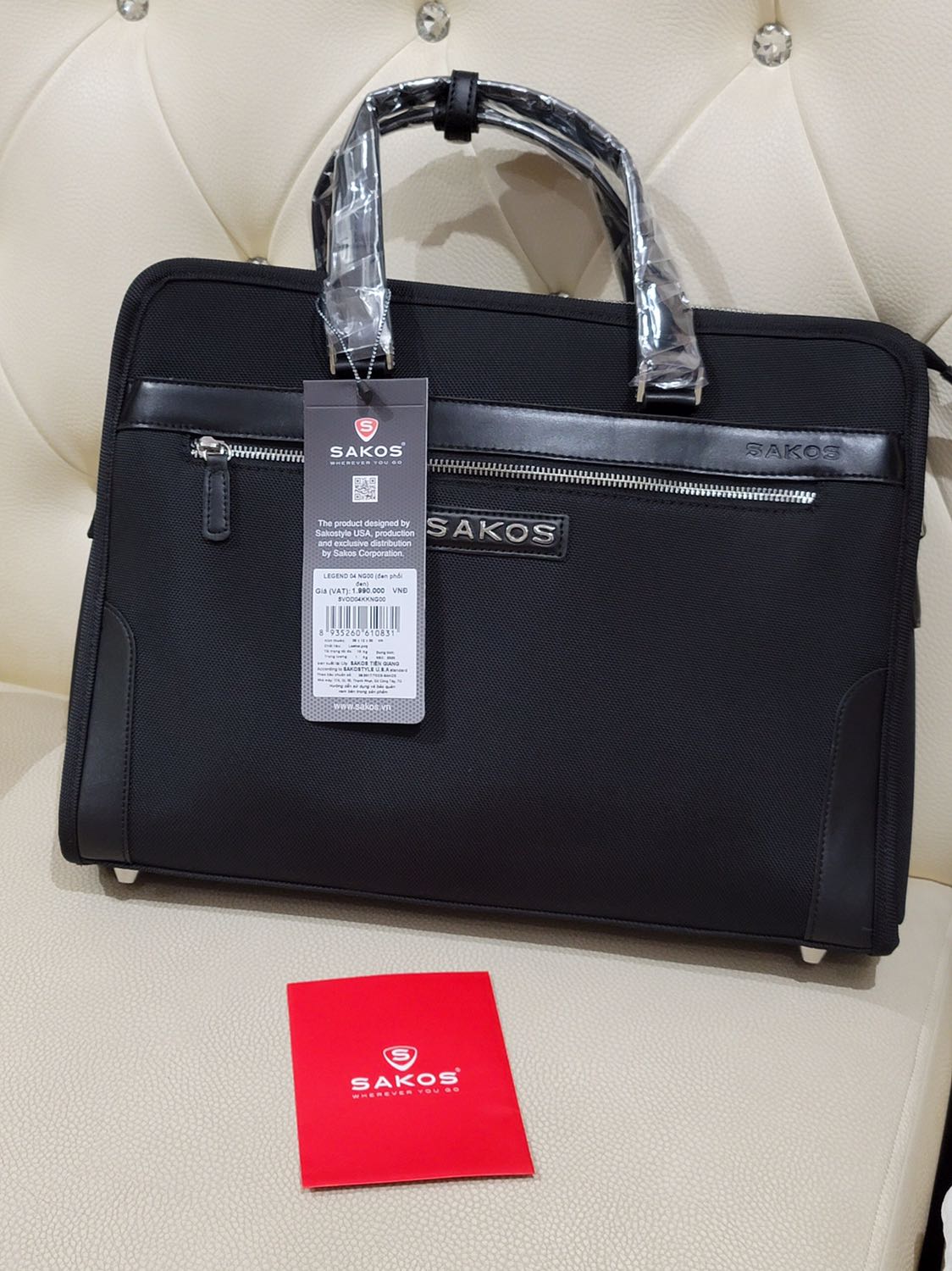 Hàng cao cấp được tặng thêm túi vải khá đẹp, đầy đủ tem và phiếu bảo hành. Đáng tiền thực sự.