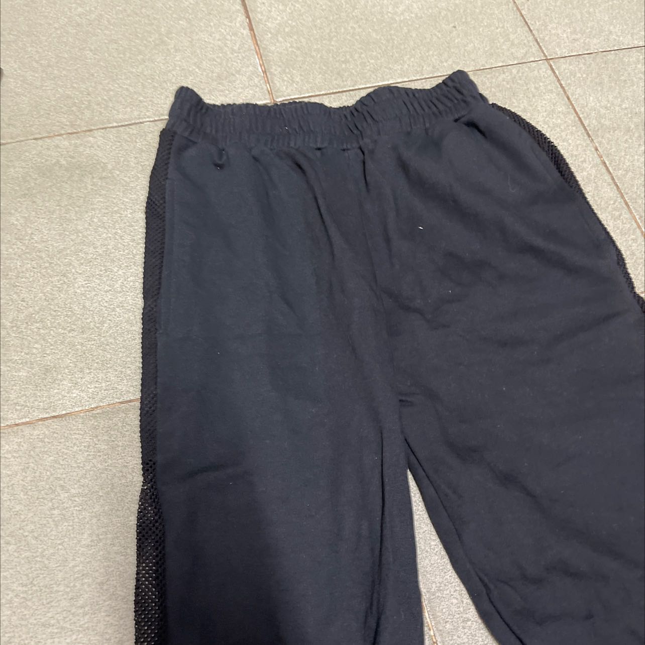 Quần có dây thun tuy đẹp nhưng hơi dính những thứ gì đó , quần thứ 2 quần phối lười cũng rất đẹp , nói chung là ưng nhưng chưa thử Quần có dây thun tuy đẹp nhưng hơi dính những thứ gì đó , quần thứ 2 quần phối lười cũng rất đẹp , nói chung là ưng nhưng chưa thử