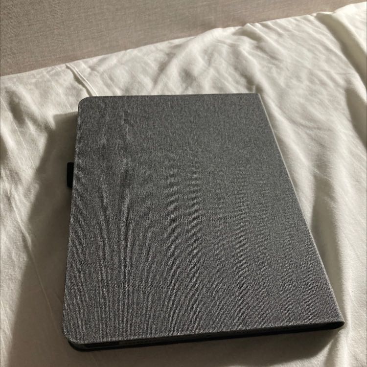 Hàng giao rất nhanh, được bọc cẩn thận. Chất lượng sản phẩm rất tốt, màu sắc dễ chịu, vỏ bọc rất gọn và nhẹ.