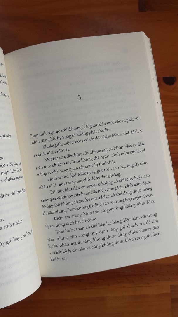 Thành thật mà nói, một cuộc sống hạnh phúc là một điều vô cùng lớn lao mình đang hướng đến trong đời. "Một ý niệm khác về hạnh phúc" đã thu hút mình không chỉ bởi tiêu đề mà còn vì những dòng giới thiệu đầy lôi cuốn. 
Tuy nhiên, trải nghiệm về cuốn sách lại không như mình mong đợi, nếu không muốn nói là có phần thất vọng. Nhìn chung, tác giả xây dựng cốt truyện rất hợp lí, buộc người đọc phải kiên nhẫn đến trang cuối cùng để tìm ra lời giải đáp về các nhân vật trong câu chuyện. Tuy nhiên, cách viết của tác giả viết rất lan man, dài dòng. Đọc hơn nửa cuốn sách nhưng mình vẫn không hiểu những mục đích của cuộc gặp gỡ của Agatha là gì. Chỉ có một vài tình huống cao trào ở phần cuối truyện những nhiêu đó chưa đủ để thoả mãn nhu cầu của mình. Hơn nữa, "cái ý niệm về hạnh phúc" được tác giả đặt tên cho tiêu đề nhưng chỉ nói đến một cách ngắn ngủi ở trang cuối truyện. 
Cá nhân mình thì cuốn sách chỉ nhận được 3/5* (mình đánh giá 5* là vì dịch vụ của Tiki).