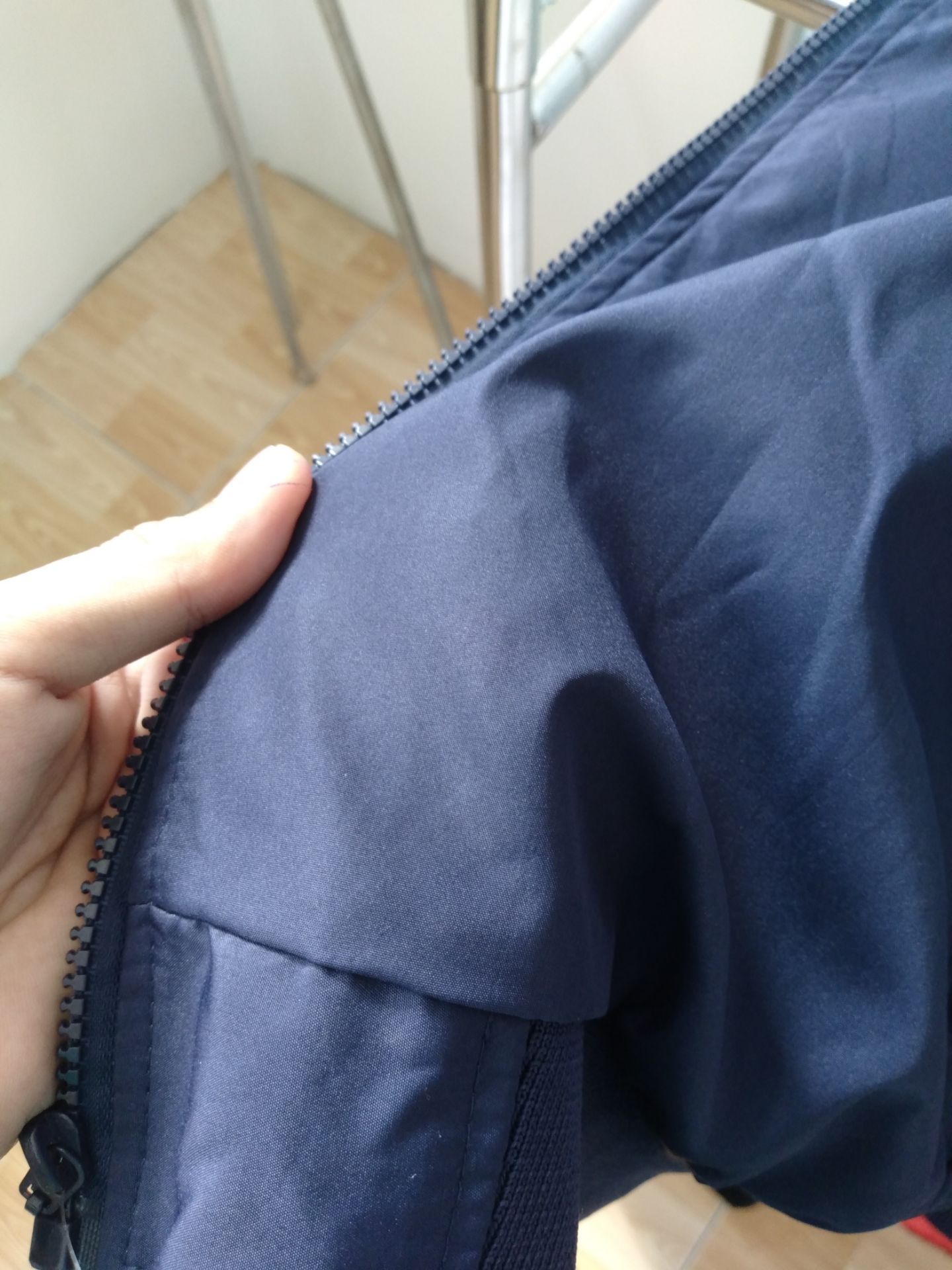 áo đẹp dày cầm chắc tay giao nhanh .. mình 1m75 56kg chọn size xl hơi rộng.. bạn nào muốn. vừa ôm thì chọn L nhá