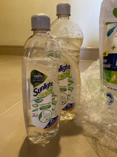 Túi giặt date mới , được tặng kèm sản phẩm!
Mặt hàng được đóng gói cẩn thận không bị đỗ , vỡ. Mình hài lòng vì điều này
Nhưng mình có 1 thắc mắc: tuy là hàng tặng nhưng thể tích 2 chai nước rửa chén hơi lưng so với suy nghĩ của mình.
Cám ơn Tiki