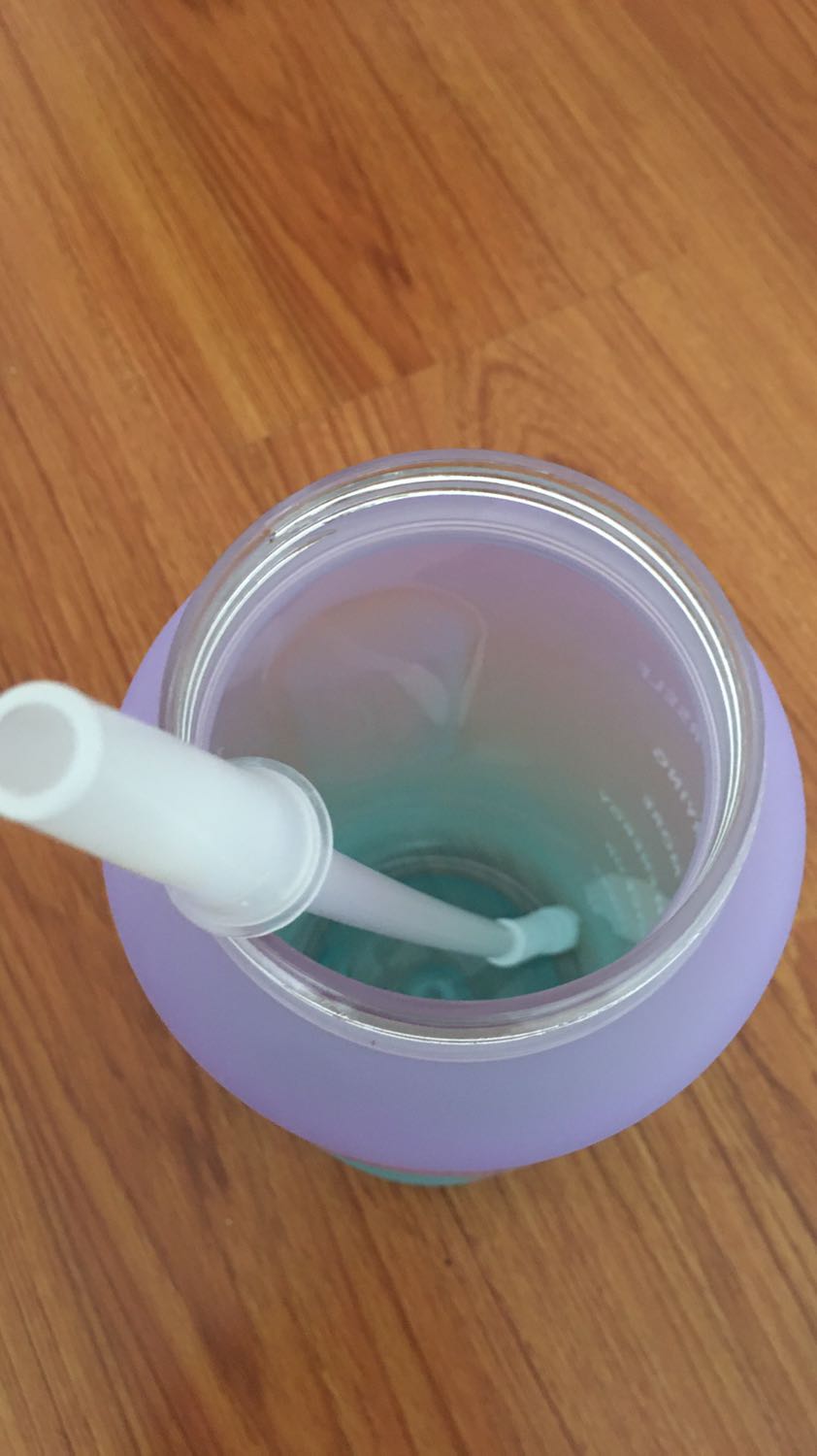 Bình chất lượng, nhựa rất chắc chắn, đặc biệt có thể gỡ ống hút ra cho bạn nào không thích hút ống hút