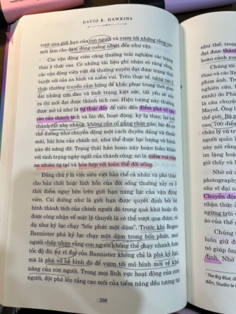 Mình đang đọc cuốn sách này và đọc gần xong rồi. Phần đầu đọc sẽ hơn khó hiểu. Càng đọc vào các chương sau thì sẽ cảm thấy dễ hiểu và cuốn hơn. Nội dung cuốn sách phân tích về trường năng lượng áp dụng cho đa dạng lĩnh vực, từ đó giúp bản thân nuôi dưỡng trong mình tình yêu thương với chính mình, muôn loài quanh mình, và chấp nhận những khó khăn đến với mình một cách nhẹ nhàng hơn vì đó là một phần của tiến hoá. Với mình đây là 1 cuốn sách hay, đáng đọc, giúp thay đổi nhận thức của mình rất nhiều. Cảm ơn Tiki vì đã giao sách nhanh và rất lành lặn tới mình. Cảm ơn nhà bán hàng! Mình đang đọc cuốn sách này và đọc gần xong rồi. Phần đầu đọc sẽ hơn khó hiểu. Càng đọc vào các chương sau thì sẽ cảm thấy dễ hiểu và cuốn hơn. Nội dung cuốn sách phân tích về trường năng lượng áp dụng cho đa dạng lĩnh vực, từ đó giúp bản thân nuôi dưỡng trong mình tình yêu thương với chính mình, muôn loài quanh mình, và chấp nhận những khó khăn đến với mình một cách nhẹ nhàng hơn vì đó là một phần của tiến hoá. Với mình đây là 1 cuốn sách hay, đáng đọc, giúp thay đổi nhận thức của mình rất nhiều. Cảm ơn Tiki vì đã giao sách nhanh và rất lành lặn tới mình. Cảm ơn nhà bán hàng!