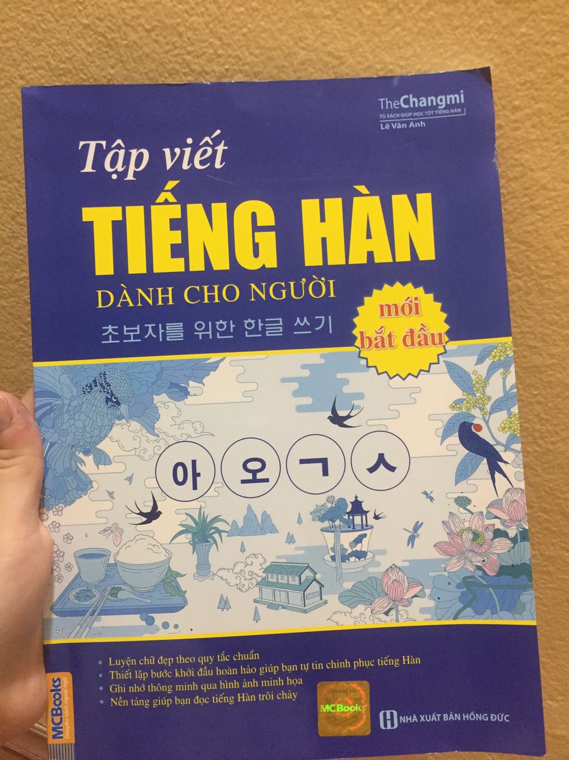 Sách hay, giúp ích cho việc học tiếng Hàn của mình. 
Nhưng thất vọng về cách đóng gói và bảo quản sản phẩm của shop. Sách bị quăn mép, gãy góc và bị rách một chút ở bìa sau. Mong shop sẽ cẩn thận hơn ạ Sách hay, giúp ích cho việc học tiếng Hàn của mình. 
Nhưng thất vọng về cách đóng gói và bảo quản sản phẩm của shop. Sách bị quăn mép, gãy góc và bị rách một chút ở bìa sau. Mong shop sẽ cẩn thận hơn ạ