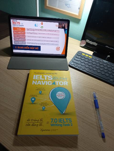 Nếu được chọn 1 cuốn sách hay nhất về IELTS writing do người Việt viết thì tôi xin nhấn mạnh rằng không có cuốn sách nào viết hay và chỉnh chu như cuốn sách này.