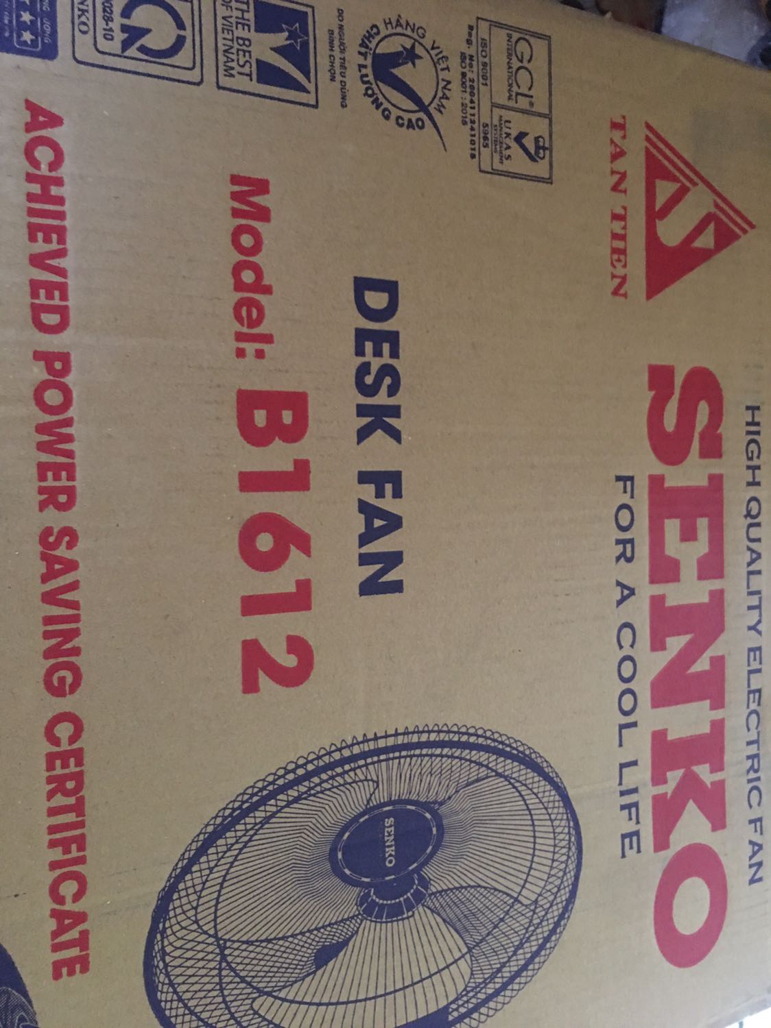 Quạt lần này mình mua nguyên thùng của Senko, màu sắc ngẫu nhiên nhưng đúng ý mình thích ạ. Kem cốm hay kem môn đều đẹp  hết.