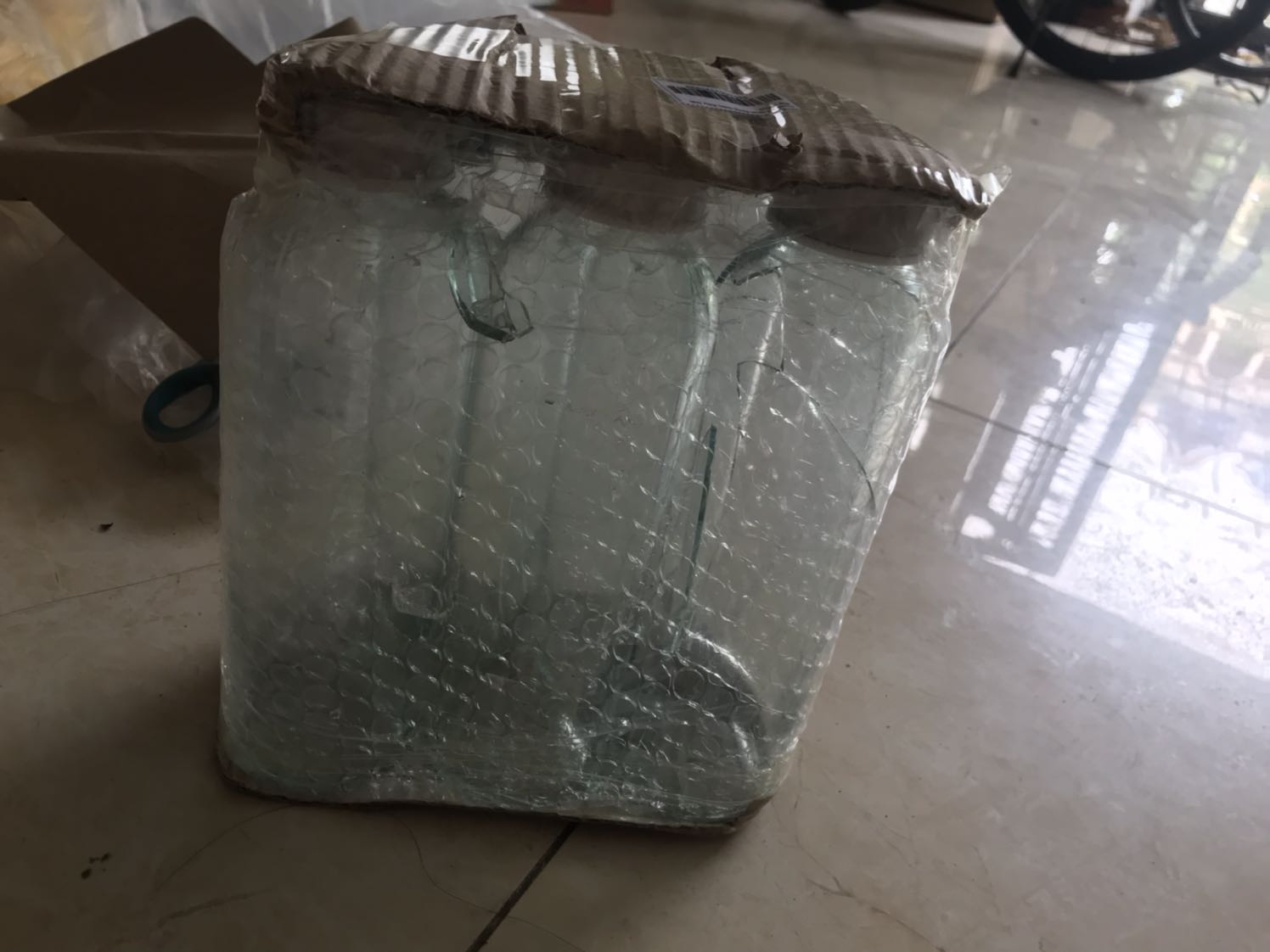 Hàng bị vỡ hết, không hài lòng với nhân viên giao hàng, bạn ấy biết là hàng vỡ trước khi giao cho khách nhưng mình đang lúi húi mở hàng thì đã đi mất rồi, hôm sau mình có phản ánh với bạn ấy, mình còn nhận đc một thái độ khó chịu. Đã gọi điện phản ánh , xong chưa thấy thu hồi