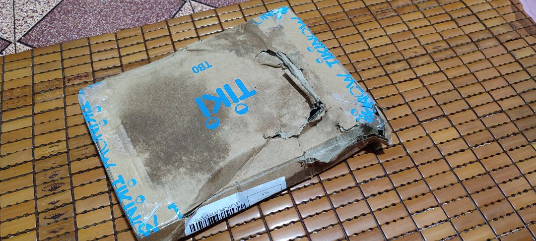 Giao hàng khá nhanh, hộp đựng sách bị ướt rách may mà sách còn nguyên seal nên ko bị ảnh hưởng gì.