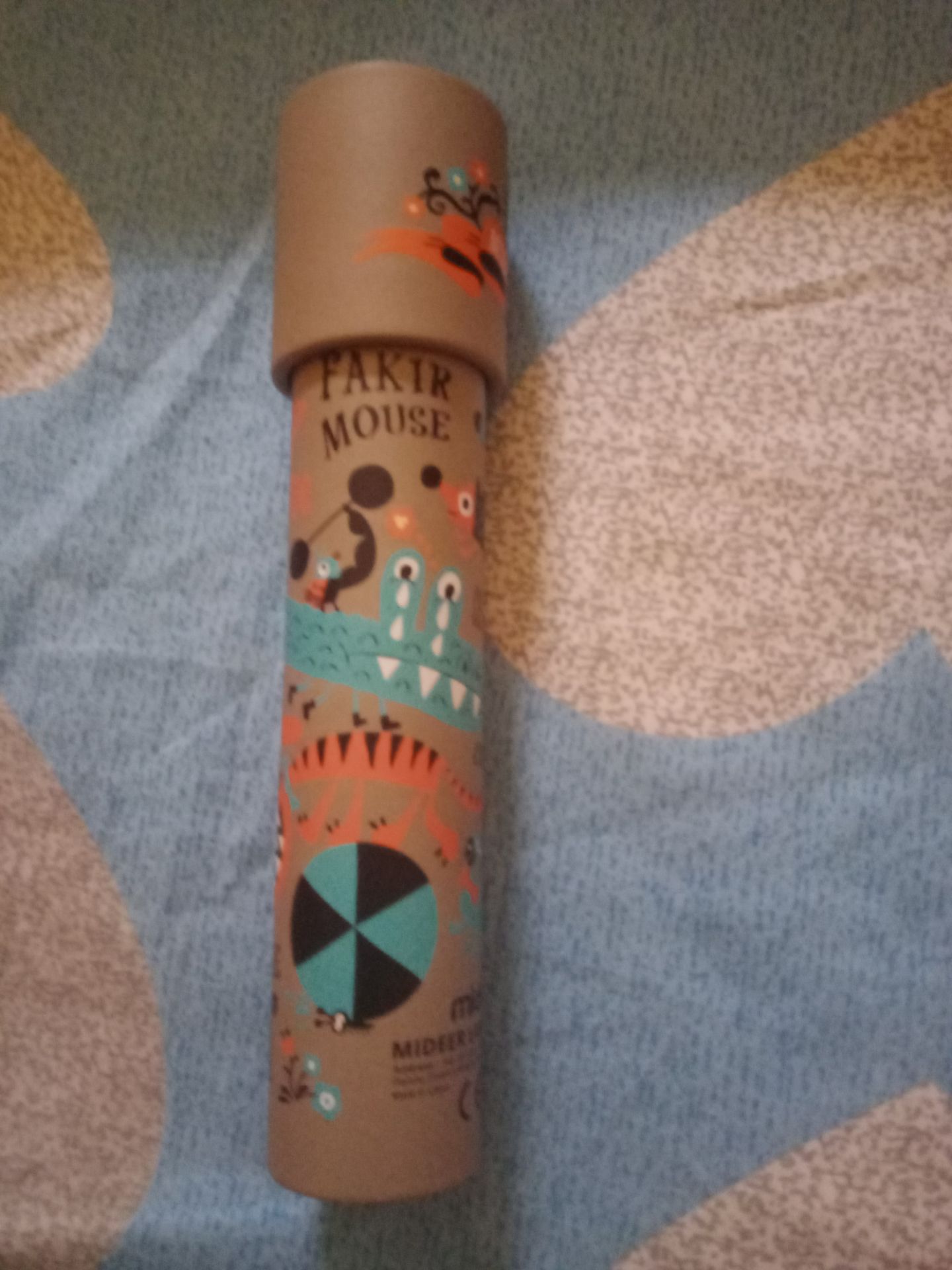 Lại 1 sản phẩm chất lượng của nhà Mideer: kính vạn hoa với hình ảnh trang trí rạp xiếc ngộ nghĩnh. Mình và cả bé nhà khá là thích món này, bên trong hay ngoài đều đẹp, ống kính chắc chắn, vỏ ngoài in hình sắc nét, hình ảnh vui nhộn đáng yêu. Món đồ chơi này phù hợp với bé trên 3 tuổi nha. 
Cộng điểm về phong cách phục vụ chuyên nghiệp và tận tình của nhân viên giao hàng, hàng đóng gói kỹ.