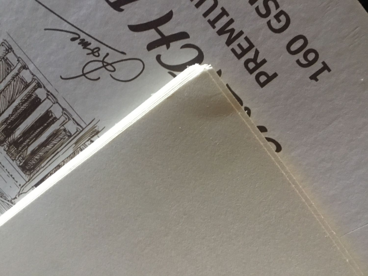 Shop giao đủ số lượng sản phẩm. Giấy tốt nhưng mình góp ý với shop là khi đóng hàng nên đóng 4 góc của sketch book và tập giấy vẽ bằng bìa cứng để tránh khi vận chuyển bị gãy góc nha.