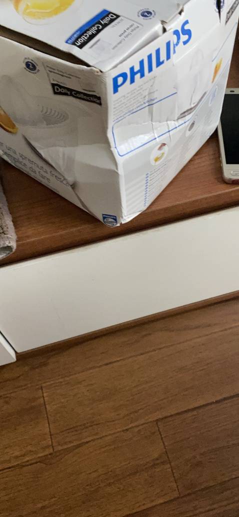 Tiki coi thường người mua hàng 1 cách quá đáng, tôi mua hàng máy sinh tố tặng 1 máy vắt cam, máy sinh tố phải trả tiền thì chuyển hàng đẹp, nguyên kiện. Nhưng 2 ngày sau chuyển hàng khuyến mại đến cho tôi thì tôi thật sự bị sốc vì kiện hàng khuyến mại nó nát bấy, không ra hình thù gì. Chắc tiki nghĩ rằng 0 đồng mà kiểu gì chẳng phải nhận, thực sự cảm thấy rất bị coi thường, thất vọng. Mua hàng mà thấy nhục quá thà đi quỳ gối ăn xin.