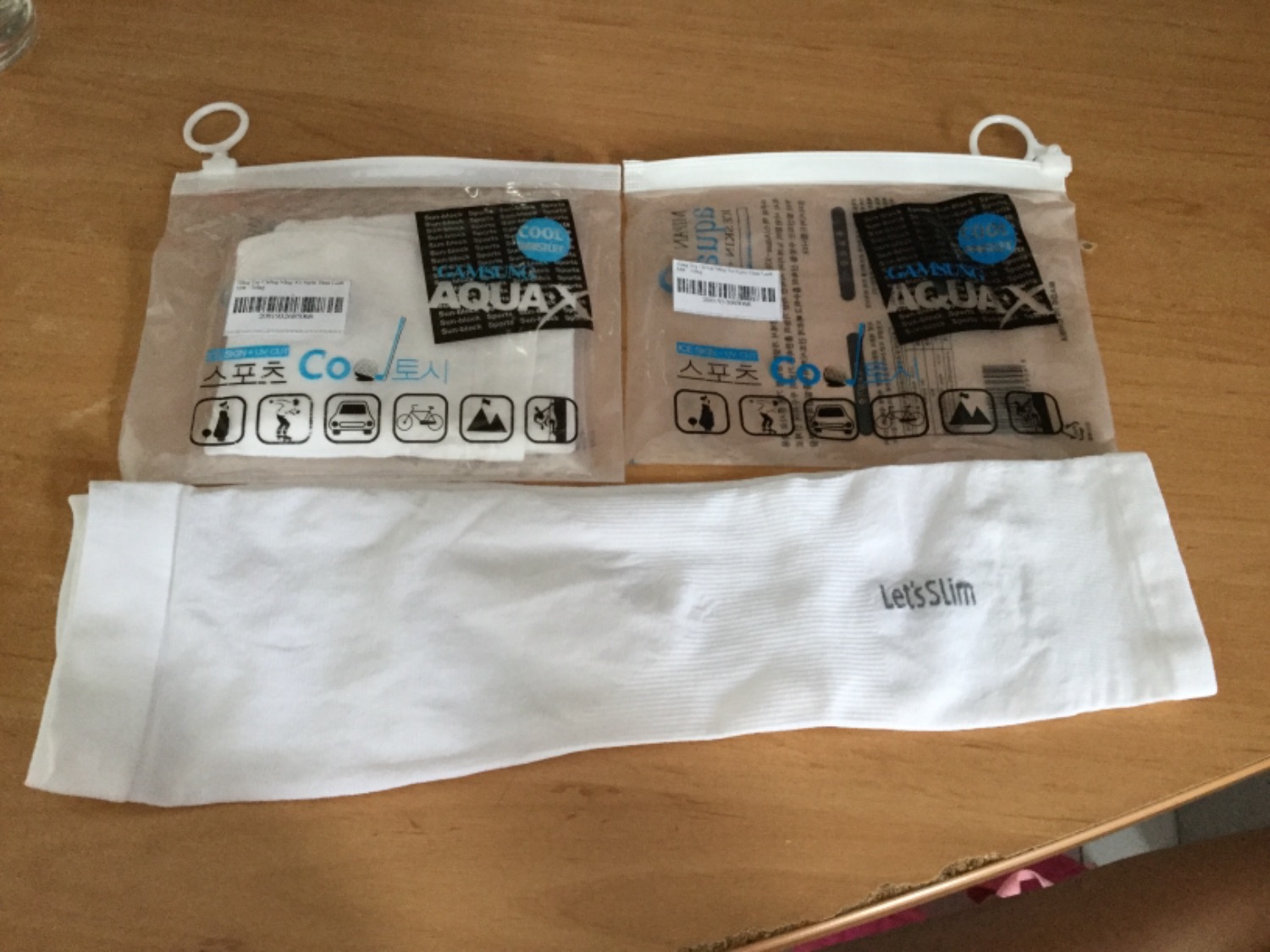 Găng tay vải mỏng, ngắn, nhỏ.
Bạn nam ko nên mua vì tay con gái như mình kéo lên tới khuỷ tay là hết nấc rồi, mà giãn toẹt ra.
Trừ điểm vì quảng cáo quá chất lượng và bắt buộc phải mua 2 đôi mới chịu.