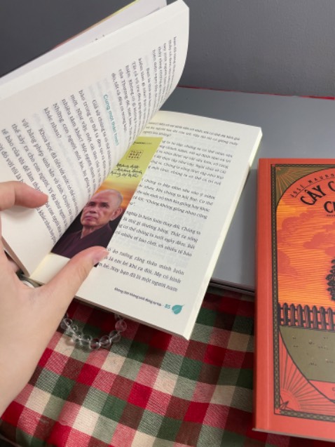 Mình đọc đánh giá nhiều bạn nói chất lượng gói hàng không tốt nhưng riêng mình thấy rất ok ấy chứ đẹp lại gọn nữa. Mình đặt ship siêu tốc nên chưa tới 2 tiếng là có hàng rồi, sách có kèm bookmark đầy đủ mình rất thích lần sau sẽ ủng hộ nhiều