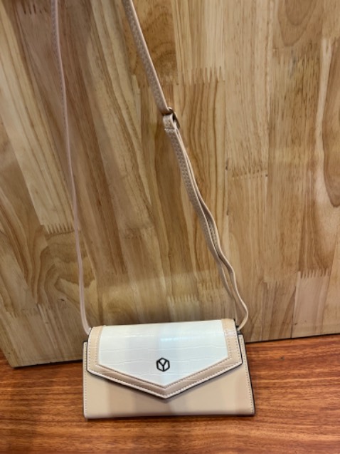 Ta nói mua con ví mà ưng gì đâu á vừa cầm vừa mang nhỏ gọn xinh xắn mấy bà nên mua cái đi nha tiện lắm nha mẫu đẹp shop giao hàng nhanh nữa