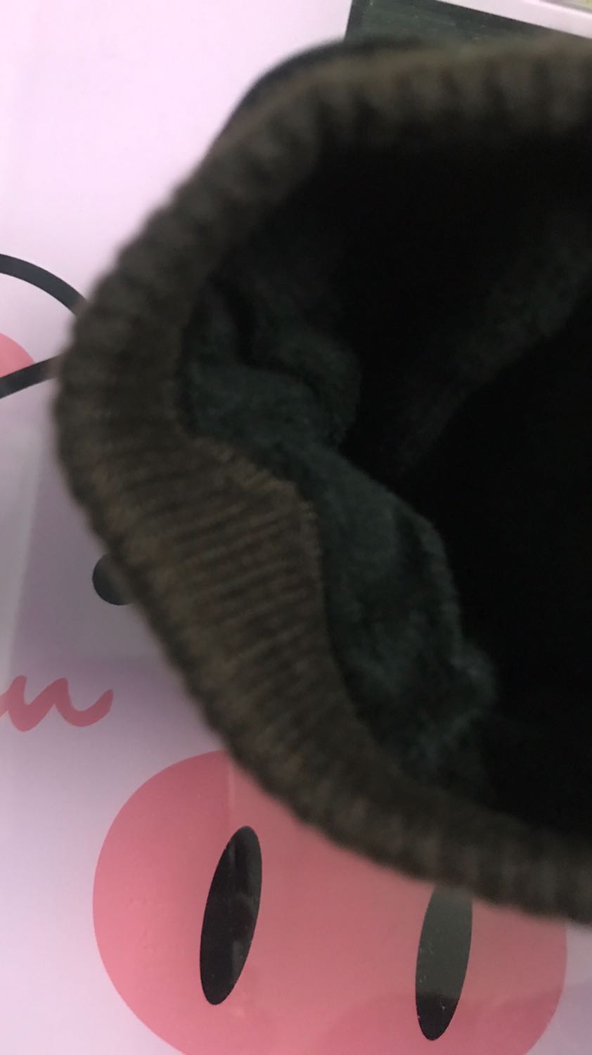 Găng tay mềm, co giãn tốt, đường may tỉ mỉ chắc chắn. Lớp da bóng đẹp mềm mại nữa. Lớp lót nỉ lông ở bên trong khi đeo cho cảm giác dễ vừa tay và dễ chịu. Shop giao hàng nhanh hai ngày là lấy được sản phẩm rồi. Uy tín, ủng hộ shop